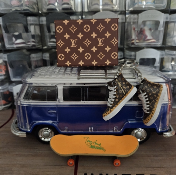 Fashion pair of mini sneakers keychain. - Picture 6 of 7